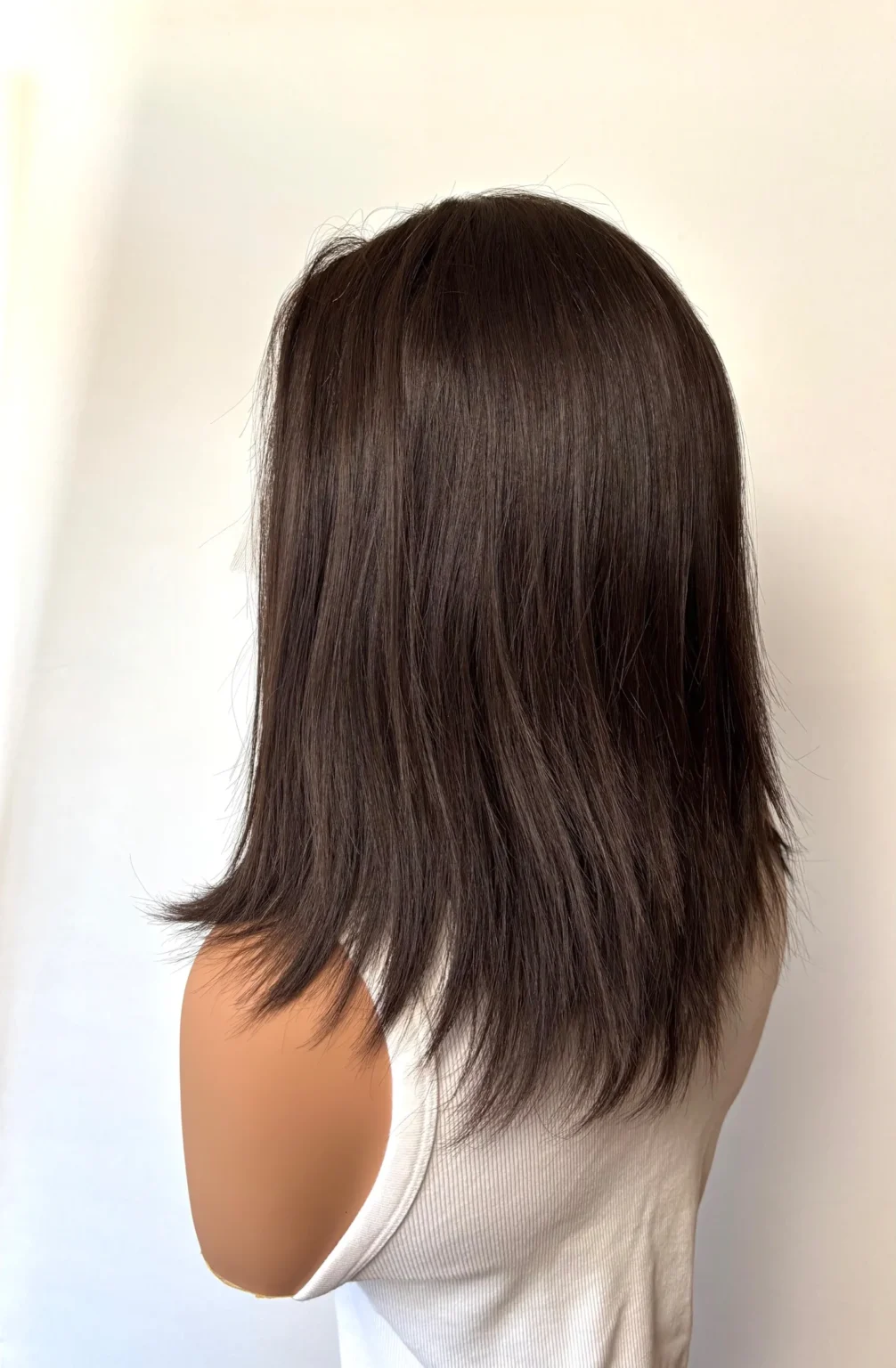 Perruque lace YANNA -XS(50-52cm)- Cheveux Brésiliens -Châtain foncé- 35cm – Image 3